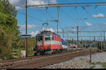 Die Re 4/4 II 11108 trägt auch im 2016 noch ihre Swiss-Express-Lackierung. Am 3. Oktober war die  Crèmeschnitte  dem Jail-Train vorgespannt. Aufgenommen bei der Ausfahrt Bassersdorf, wo die Passagiere verladen wurden.