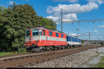 Die Re 4/4 II 11108 trägt auch im 2016 noch ihre Swiss-Express-Lackierung. Am 3. Oktober war die  Crèmeschnitte  dem Jail-Train vorgespannt. Aufgenommen bei der Ausfahrt Bassersdorf, wo die Passagiere verladen wurden.