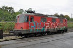 Die Re 4/4 II 11179 steht fast ausgeschlachtet auf einem Abstellgleis beim Bahnhof Kaiseraugst.