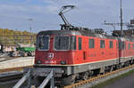 Re 420 338-6 (11338) wartet beim Güterbahnhof Muttenz auf den nächsten Einsatz. Die Aufnahme stammt vom 13.11.2016.