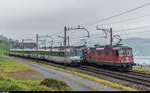 Parallelfahrt von einem Güterzug mit 2x Re 10/10, angeführt von Re 4/4 II 11326, und einem Voralpen-Express mit RBDe 561 084 am 26.