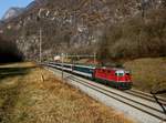 Die Re 4/4 11192 mit einem IR nach Locarno am 19.12.2015 unterwegs bei Claro.