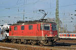 Re 420 267-7 (11267) durchfährt den Badischen Bahnhof.