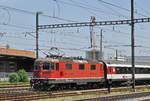 Re 4/4 II 11148, durchfährt den Bahnhof Pratteln.