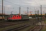 Durchfahrt am Morgen des 04.08.2015 von SBB Cargo Re 4/4 11326 zusammen mit der grünen Re 6/6 11663  Eglisau  als Lokzug über Gleis 1 durch Basel Bad Bf in Richtung Rangierbahnhof Muttenz.
