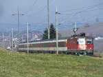 Die SBB Re 4/4 II 11159 verkehrte am 29.1.17 als IR von Zürich HB nach Schaffhausen. Das Foto enstand bei der Glattfelderstrasse, in Eglisau (kurz vor der Verzeigung der Strassen Lärchhof, Hiltenberstr. und Glattfelderstr.). 