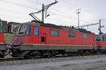 Re 4/4 II 11233 wartet beim Güterbahnhof Muttenz auf den nächsten Einsatz.