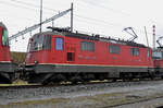 Re 4/4 II 11318 wartet beim Güterbahnhof Muttenz auf den nächsten Einsatz.