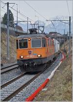 Da die SBB Re 420 320-4  (UIC 91 85 4420 320-4 CH-SBBC) mit ihrem Güterzug beim virtuellen ETCS L2 Ausfahrtsignal in Villeneuve wenige Minuten die Ausfahrt eines Regionalzuges abwarten musste, konnte ich trotz einem etwas ungünstigen Standort die Inter Region Cargo Lok etwas eingehender aus der Nähe betrachten.
5. Feb. 2018