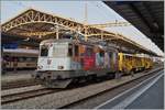 Die SBB Re 4/4 II 11344 (Re 420 344-4 / UIC 91 85 4420 344-4 CH SBBC) wartet in Lausanne  mit Universalstopfmaschine UNIMAT 09 - 16 / 4Sxxxx mit der Anschrift D-Krebs 99 80 91 24 011-4 und dem Namen