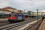 Nachdem die SBB Cargo/TXL Re 421 387-2 am 28.08.2015 ihren Autozug in Regensburg Ost abstellte, fuhr sie als Lokzug erneut durch den Hauptbahnhof von Regensburg in Richtung Abstellgleis im