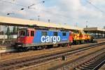 Am Nachmittag des 21.10.2015 stand SBB Cargo Re 421 372-4 zusammen mit MEG 1002 006-7 abgestellt in Basel Bad Bf.