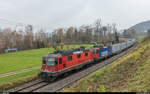 SBB Re 4/4 III 11353 und eine unbekannte Re 421 am 17. November 2017 mit einem leeren Zuckerrübenzug zwischen Pfungen und Embrach-Rorbas.