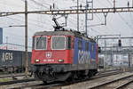 Re 421 384-9 durchfährt den Bahnhof Pratteln. Die Aufnahme stammt vom 20.02.2018.