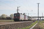 Am 30.03.2017 war Re 421 393-0 zusammen mit Re 421 389-8 wieder einmal zusammen mit dem DGS 48620 ( Sierre  - Muttenz - Göttingen Gbf) unterwegs, als sie durch die Gleisanlagen von Müllheim (Baden) in Richtung Norden.