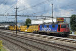 SBB CARGO:
Innerthalb von fünf Minuten drei Re 4/4 verewigt ab dem selben Fotostandort beim Güterbahnhof Langenthal. Das nennt man FOTOGRAFENGLÜCK.
Die Re 421 386-4 wartet mit ihrem Güterzug auf die Abfahrt zum RB Limmattal.
Besondere Beachtung gilt den beiden Weichentransportwagen. 
Foto: Walter Ruetsch