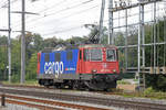 Re 421 374-0 fährt beim Bahnhof Möhlin ein.