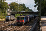 Was sind das doch für interessante Maschinen, die Schweizer Re 421. Mit einem Kesselzug werden sie gleich den Bahnhof Offenburg erreichen. Zu sehen sind Re 421 393-0 und Re 421 390-6. Im Hintergrund lümmelt sich noch 37 028-4 aus Frankreich. Die Aufnahme gelang am 27. Juli 2018. 