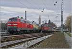 Die DB 218 419-0 und die Westfrankenbahn 218 460-4 warten auf dem Seedamm in Lindau auf den mit zwei Re 421 von Zürich kommenden EC 191 nach München.