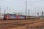 Ausfahrt am Abend des 04.10.2017 von Re 421 393-0 zusammen mit Re 421 381-5 und dem DGS 48620 ( Sierre  - Muttenz - Göttingen Gbf) aus dem Badischen Bahnhof von Basel in Richtung Deutschland. (Fotostandpunkt von öffentlich zugänglichen Parkplatz)