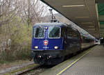 Einschränkung im Bahnverkehr wegen dem Coronavirus.
Betroffen ist auch der
EC ZÜRICH-MÜNCHEN.
Am 12. März 2020 standen die Re 421 394-8 sowie die Re 421 379-9 mit dem Werbeanstrich für die schnellere Verbindung von Zürich HB nach München im Einsatz.
EC 196 mit der Re 421 394-8 anlässlich der Bahnhofsausfahrt Bregenz.
Foto: Walter Ruetsch 