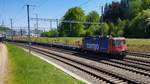 Die Re 421 384-9 zieht ihren Güterzug richtung Bassersdorf aufgenommen bei Effretikon am 23.04.2020.