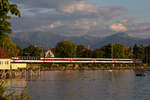 EC 197 auf dem Bahndamm Lindau mit dem (vl) Firstkamm, der Mörzelspitze, dem Staufen und dem Hohen Freschen im Hintergrund. 18.7.20