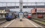 In St. Margrethen stehen die Re 421 394 mit einem EC Zürich - München und der ÖBB Talent 4024 093 nach Bregenz am 7. November 2020 abfahrbereit.