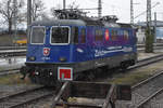 Abschied von der Schweizer Baureihe Re 421 in Lindau (hier: Re 421 379 in Warteposition) am für Ausländer letztmöglichen Tag = 08.12.2020. Am Tag darauf hätte ein Grenzübertritt zu Quarantäne geführt, und ab 13.12. steuert kein lokbespannter EC mehr Lindau Hbf. an. Damit ist eigentlich auch die Werbebotschaft auf der Lok hinfällig - sie wurde von der Realität überholt.