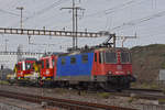 Am 13.11.2020 schleppt die Re 421 374-0 die beiden Tm 234 421-6 und 234 419-0 durch den Bahnhof Pratteln.