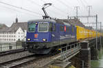 Fotogene Traktionen im Dienste von SBB CARGO NATIONAL.
Re 421 371-6 mit einem Postzug beim Passieren der Aarebrücke Solothurn am 1. Februar 2021.
Noch vor dem Fahrplanwechsel musste ich für ein Bild der  DUNKELBLAUEN  nach Bregenz und Lindau fahren. Nun brettern sie mit Güterlast durch meine Heimatstadt Solothurn.
Foto: Walter Ruetsch