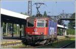 Der Betrieb in Lindau Hbf ist recht vielfltig mit Fahrzeugen aus drei Lndern in Diesel und elektrischer Traktion. Hier macht sich die Re 4/4 II 421 379-9 vom EC 195 auf den Weg in die Abstellanlage. Bahnbilder-Treffen (30.08.2008)