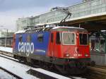 Re 421 386-4 verlsst den Freiburger Hbf in Richtung Freiburg Gbf. Am Abend zuvor stand sie noch in der Werkstatt des Bw Freiburg. 12.02.09