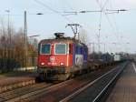 Die SBB cargo 421 377 mit einem Containerzug bei Durchfahrt durch Winsen an der Luhe in Richtung Hamburg, 04.03.2009  