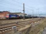 421 397 mit einem Kesselzug bei der Durchfahrt durch den Bahnhof Stralsund in Richtung Sden.