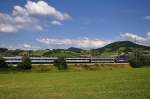 Eine Re 421 ... Cargolok zieht einen InterRegio durch das liebliche Fricktal nach Zrich. Den Fahrgsten wird das sicher egal sein, wenn man pnktlich ankommt. Ein  schner Fototag mit herrlicher Wolkenbildung im Fricktal (Aargau) am 6.7.2009. 