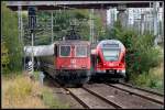 421 376-5 kommt mit seinen Zementsilos aus Mukran.  Stralsund am 30.08.09