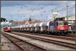 421 376-5 mit Zementsilos unterwegs nach Mukran. Stralsund Hbf am 30.08.09