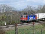 421 374 mit einem RoLa aus Freiburg nach Basel hier auf der Gterzugstrecke  kurz nach Freiburg.