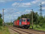 Re 421 378-1 hat am 23.06.10 schwer zu ziehen. Mit 3 Containertragwagen durchfhrt sie Hamburg-Moorburg Richtung Hamburg-Harburg.