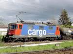 Re 421 376-5  der SBB vor einem Kesselwagenzug.  Stralsund am 08.05.2005 