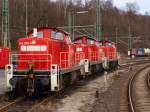 Gleich drei 294er stehen am 15.01.2011 in Stolberg, 294 878-4, 294 893-3 und 294 801-6. Im Hintergrund ist noch 421 380-7 von der SBB mit einem Containerzug zu sehen, die auf der KBS 480 nach Aachen West unterwegs ist. 