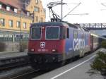 Die 421 397-1 der SBB Cargo, zieht heute den IC/EC aus dem Bahnhof Lindau.