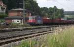 421 384-9 der SBB Cargo zieht am 17. Juni 2011 einen rumnischen Holzzug ber Gleis 4 in den Kronacher Bahnhof.