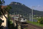 Die 421 383 von Railadventure fuhr am 26.08.2011 mit zwei alten Fahrradwagen durch Knigstein.