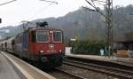 Re 421 381-5 der SBB-Cargo mit einem Kalkzug/Sandzug durchfhrt am 8.11.2011 den Bahnhof Rathen im Elbsandsteingebirge Richtung Bad Schandau.