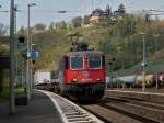 Am 03.04.2012 fhrt 421 384-9 mit einem KLV-Zug am Haken durch Linz nach Sden.