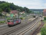 421 395-5 und eine weitere 421er der SBB Cargo durchfahren am 26. Juni 2013 den Bahnhof Kronach in Richtung Lichtenfels.