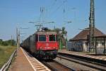 SBB Cargo Re 421 388-0 mit einem KLV gen Sden, bei der Durchfahrt von Orschweier. (20.07.2013)