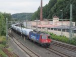 421 393-0 zieht am 13. September 2013 einen Kesselwagenzug durch Kronach.